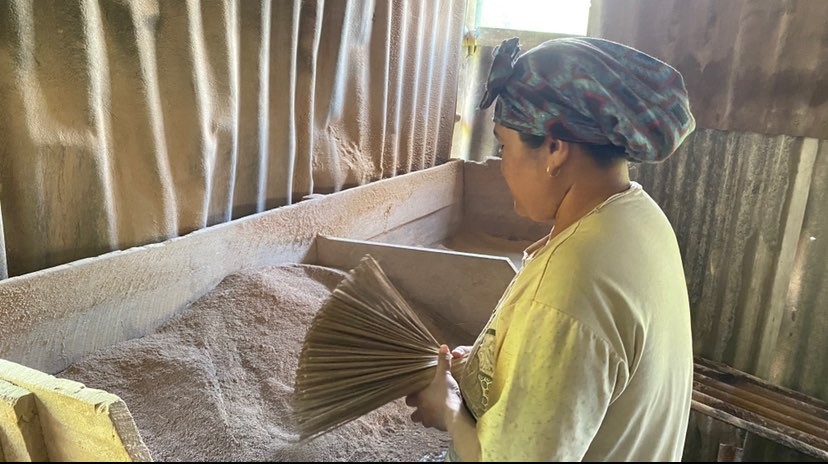 Salah satu perajin dupa di Desa Dalisodo, Wagir, Kabupaten Malang, Jawa Timur. (Foto: Lalu Theo/Ngopibareng.id)