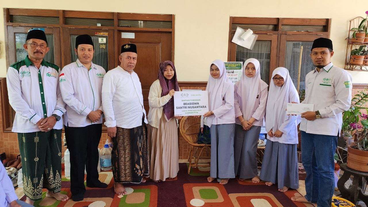 Penyerahan beasiswa LazisNU kepada para santri Pondok Pesantren Sabilur Rosyad Malang yang diasuh Kiai Marzuqi Mustamar, Pondok Pesantren Sabilun Najah Bojonegoro yang diasuh KH Anwar Zahid, Pondok Pesantren Raudlatul Ulum yang diasuh Kiai Ma’ruf Khozin dan beberapa pondok pesantren di Bondowoso. (Foto:LazisNU)