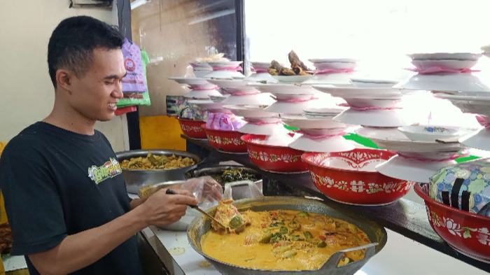 Gulai kepala ikan kakap bisa ditemukan di rumah makan padang, kalau tidak mau repot-repot masak sendiri. (Foto: Asmanu Sudharso/Ngopibareng.id)