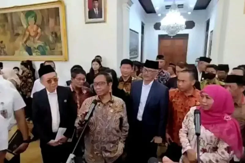 Gubernur Jatim Khofifah Indar Parawansa (kanan) bersama Menkopolhukam Mahfud MD dan sejumlah tokoh nasional lainnya menyampaikan keterangan pers usai menggelar Dialog Kebangsaan di Gedung Negara Grahadi Surabaya, Sabtu, 14 Januari 2023. (Foto: Kominfo Jatim)