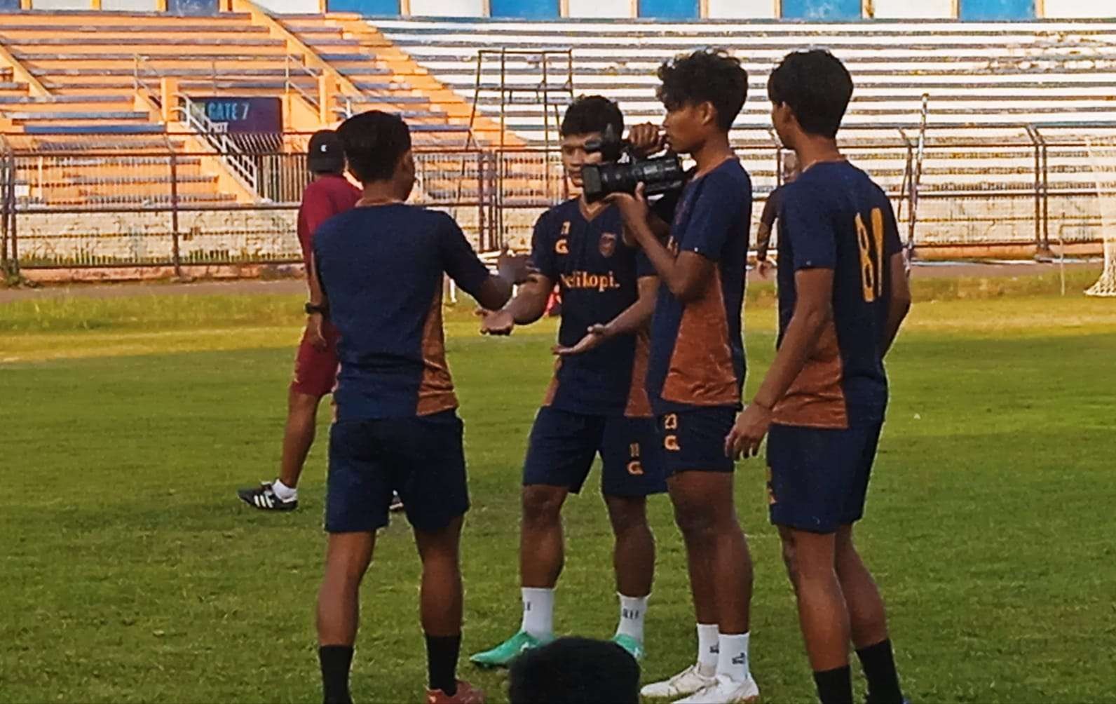 Latihan terakhir Persela Lamongan. Banyak dimanfaatkan dengan sangai dan canda (Foto: Imron Rosidi/ngopibarengi.d)