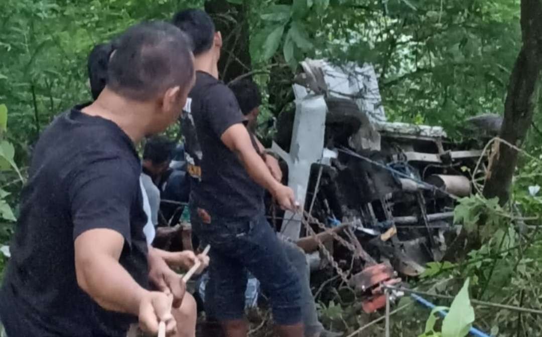 Mobil Avanza silver rombongan warga Sidoarjo terjun ke jurang.(Foto: Dokumentasi Polres Mojokerto)