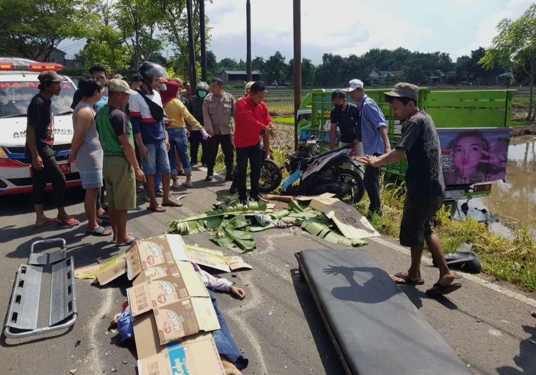 Kecelakaan maut libatkan truk dan sepeda motor mengakibatkan 2 orang tewas di lokasi.(Foto : Deni Lukmantara/Ngopibareng)