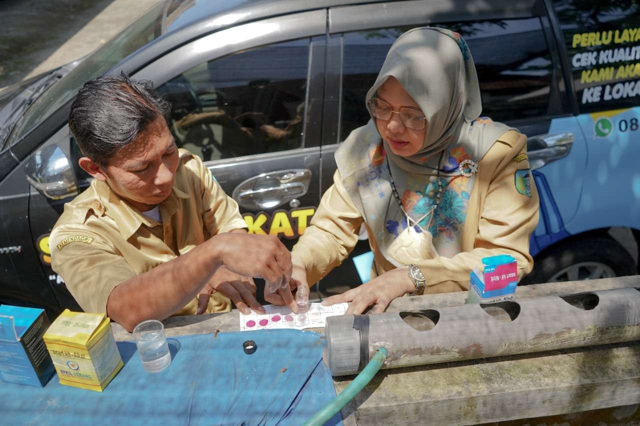 Bupati  Hanindhito Himawan Pramana menyediakan layanan Si Moli Cekat atau aksi keliling cek kualitas air tawar.(Foto: Dok.Kominfo Kabupaten Kediri)