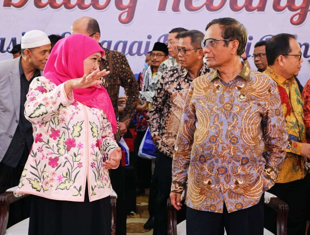 Menkopolhukam RI, Mahfud MD (kanan) berdiskusi dengan Gubernur Jatim, Khofifah Indar Parawansa, usai dialog di Gedung Negara Grahadi, Surabaya, Sabtu 14 Januari 2023. (Foto: Humas Prov Jatim)