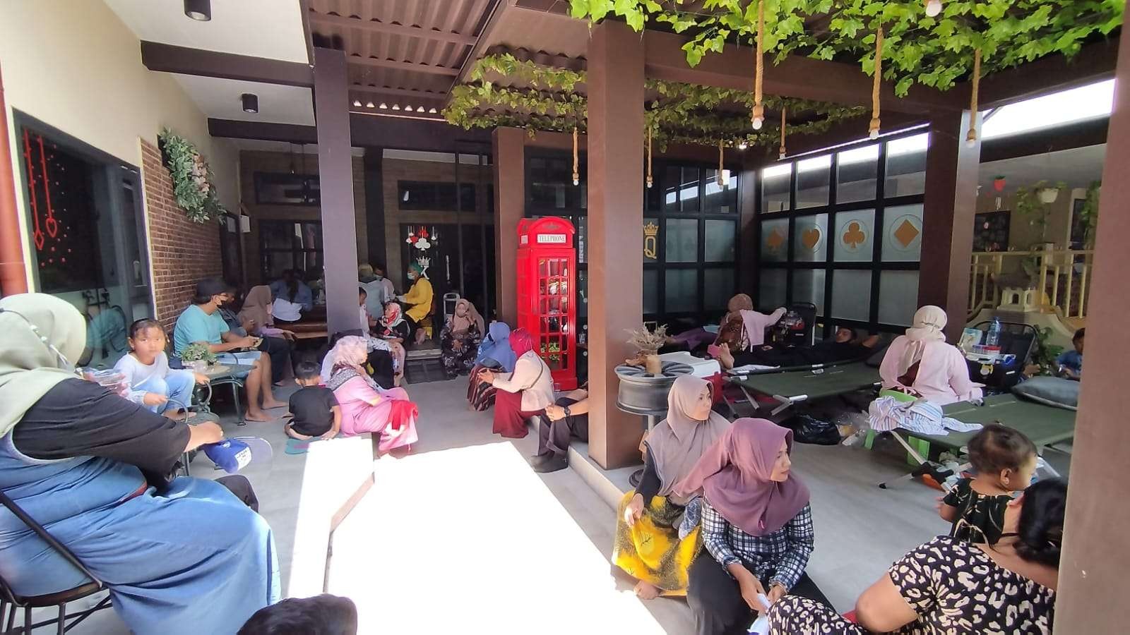 Sejumlah warga antre untuk melakukan donor darah di Rumah Donor Rejoagung, Kecamatan Srono, Banyuwangi. (Foto: Muh Hujaini/Ngopibareng.id)