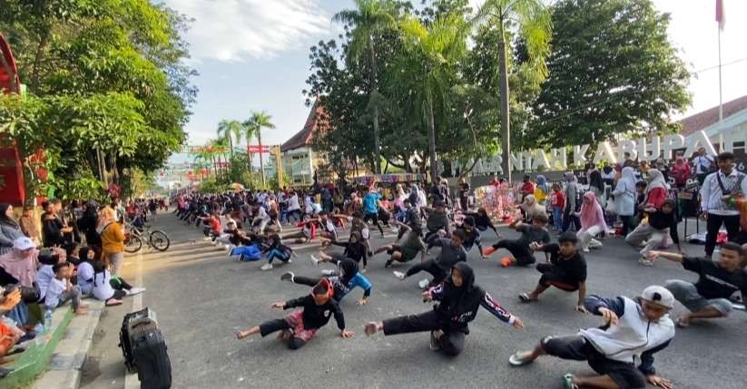 500 anggota perguruan pencak silat menampilkan gerakan pencak silat menggunakan jurus tunggal IPSI tangan kosong di acara Care Free Day (CFD) Minggu 15 Januari 2023. (Foto: dok. BKS)