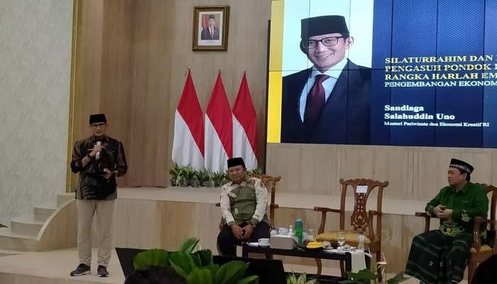 Menteri Pariwisata dan Ekonomi Kreatif Sandiaga Uno saat menghadiri Harlah 50 tahun PPP di Pendapa Bupati Jember (Foto: Rusdi/Ngopibareng.id)