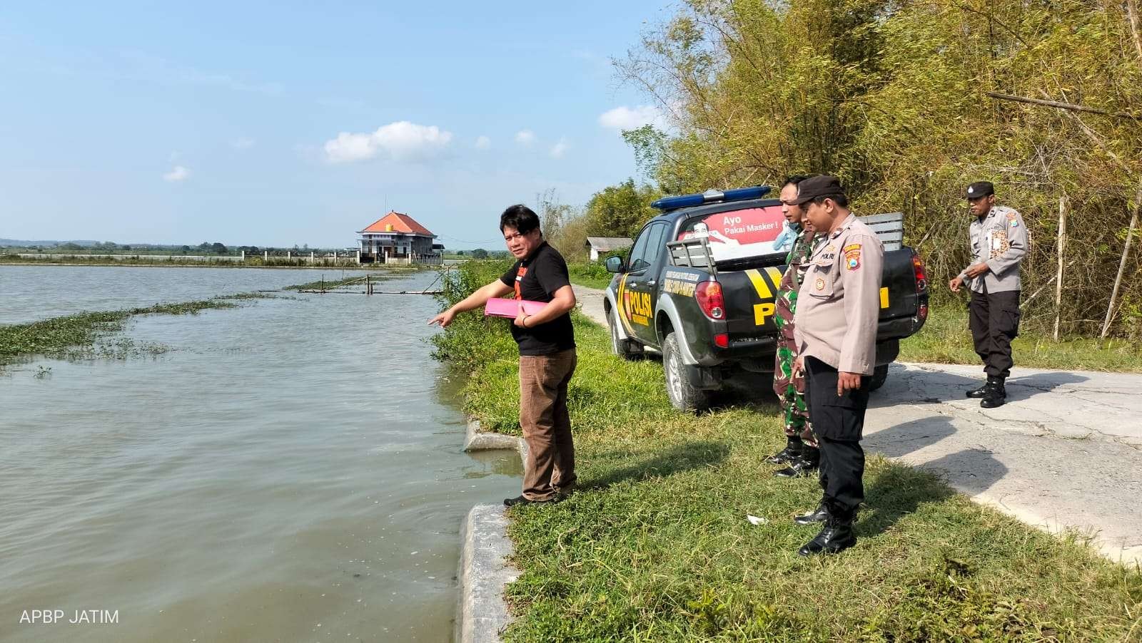 Petugas dari kepolisian sedang melakukan olah TKP tenggelamnya dua bocah SD di Sungai Desa Tracal, Karanggeneng, Lamongan. (Foto: Anggota Polsek Karanggeneng)