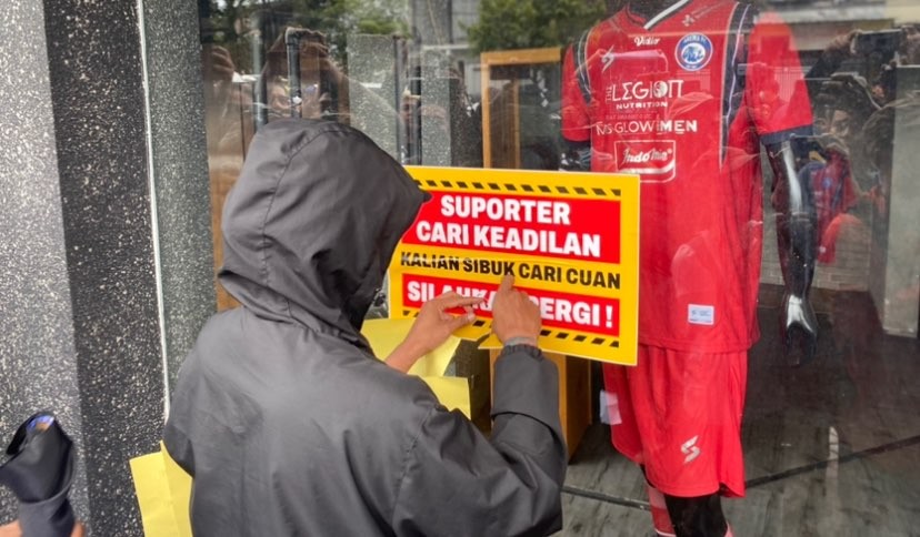 Aliansi Arek Malang Bersikap menyegel Store Arema FC (Foto: Lalu Theo/Ngopibareng.id)