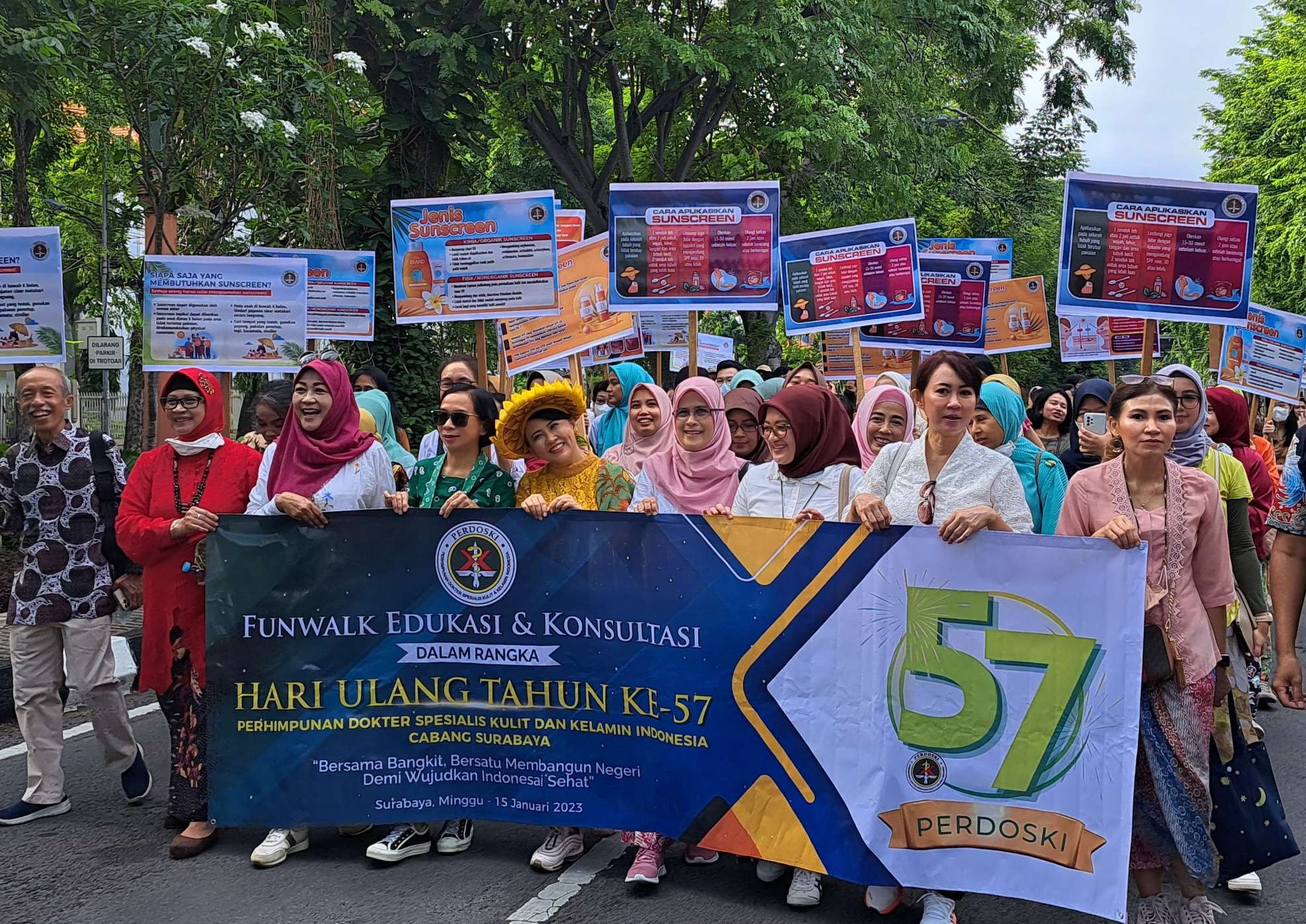 Dokter spesialis kulit dan kelamin (SPKK) di Surabaya saat lakukan edukasi kepada masyarakat soal pentingnya memakai sunscreen. (Foto: Pita Sari/Ngopibareng.id)