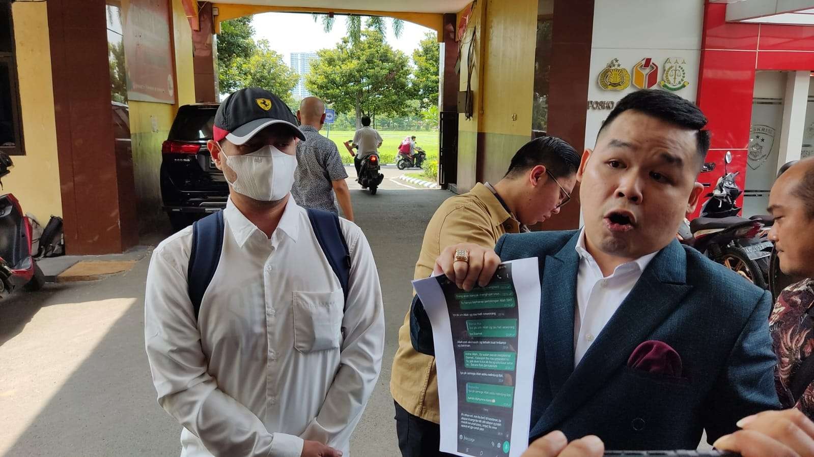 Ferry Irawan saat mendatangi Polda Jawa Timur untuk dimintai keterangan. (Foto: Fariz Yarbo/Ngopibareng.id)