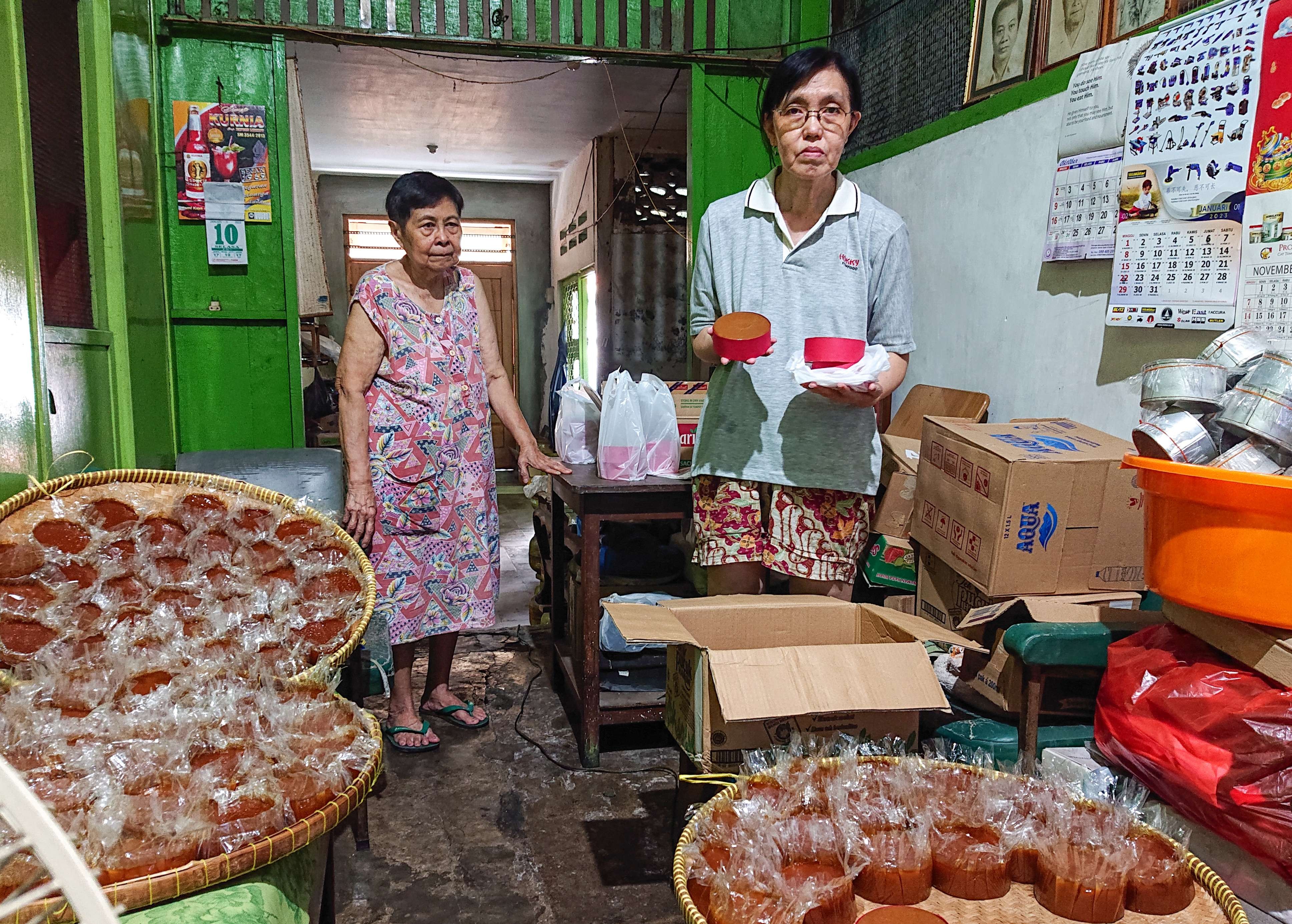 Keluarga Tok Swie Giok kebanjiran pesanan kue keranjang (foto : Aini/Ngopibareng.id)