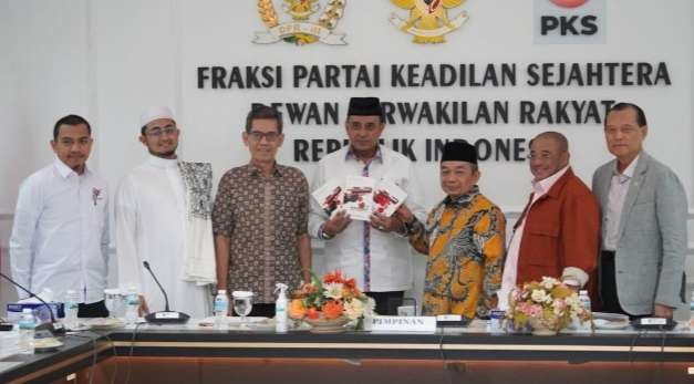 Keluarga korban kasus KM 50 yang menewaskan enam anggota FPI mengadu ke FPKS ( foto: MC PKS )