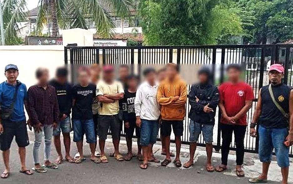 Belasan pemuda terlibat aksi pengeroyokan seorang warga di Alun-alun berurusan dengan Polres Situbondo. (guido/ngopibareng.id)