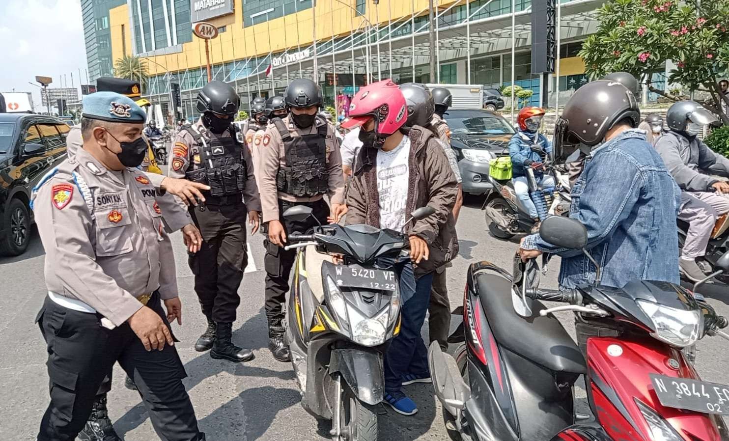 Pembatasan Di Bundaran Waru 3 Plat N Dilarang Masuk Surabaya