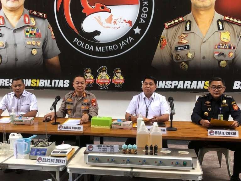 Kabid Humas Polda Metro Jaya Kombes Pol Trunoyudo Wisnu Andiko memberikan keterangan terkait barang bukti lliquid vape berisi narkoba jenis sabu saat keterangan pers di Polda Metro, Senin 16 Januari 2023. (Foto: dok PMJ News)