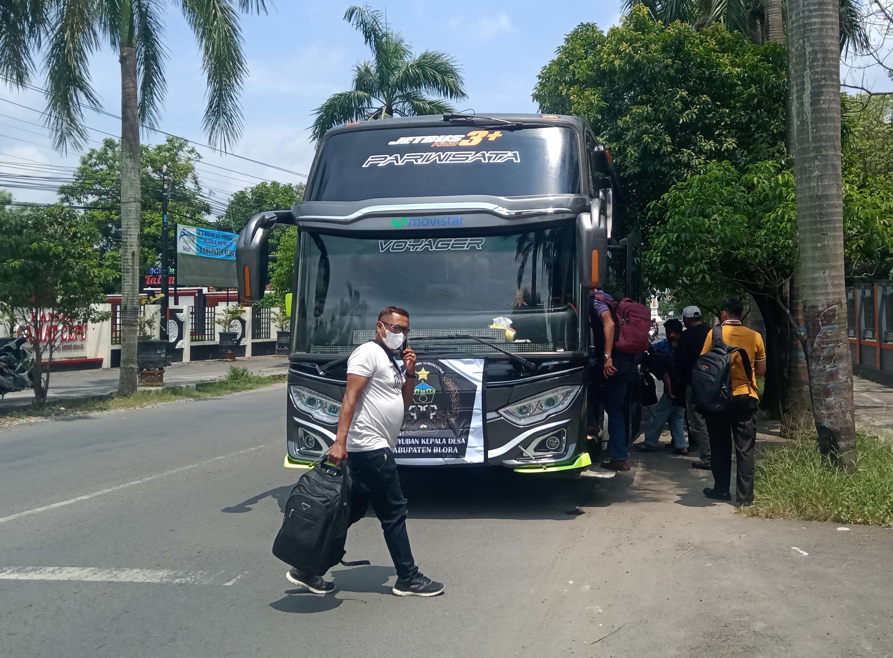 Kepala Desa di Blora berangkat menuju gedung Senayan (foto: Ahmad Sampurno/ ngopibareng.id)