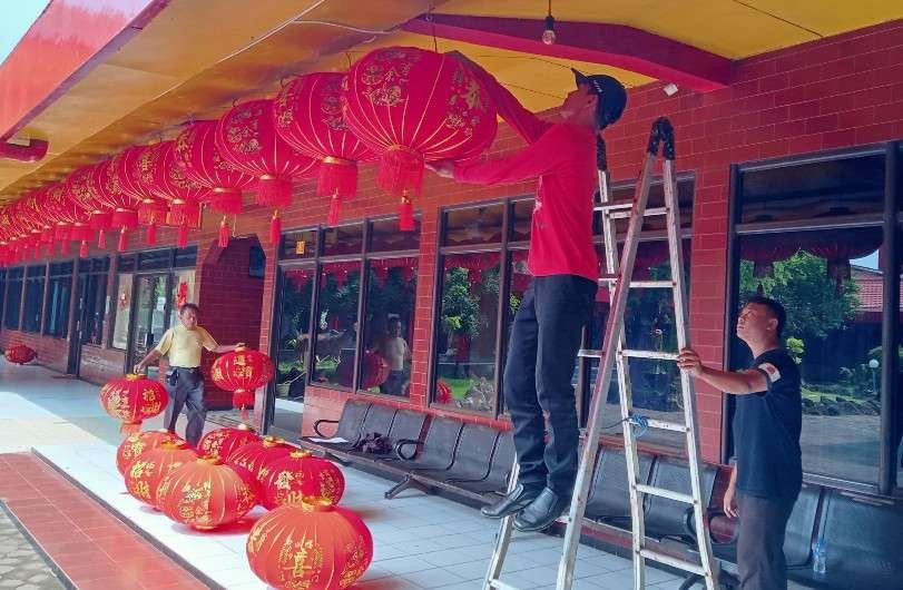 Pemasangan ratusan lampion baru menyambut tahun baru Imlek di klenteng Kwan Sing Bio Tuban. (Foto: Khoirul Huda/Ngopibareng.id)