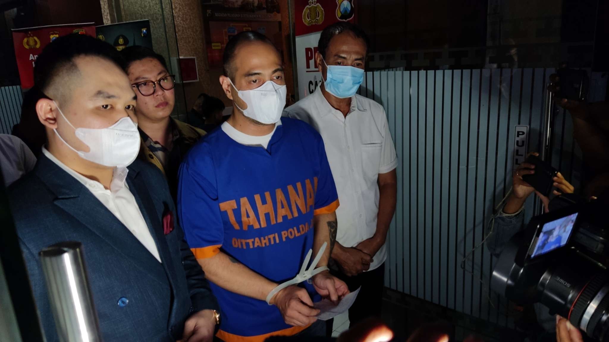 Tersangka, Ferry Irawan (tengah) resmi ditahan terkait kasus KDRT terhadap Venna Melinda di Mapolda Jatim, Surabaya, Senin 16 Januari 2023. (Foto: Fariz Yarbo/Ngopibareng.id)