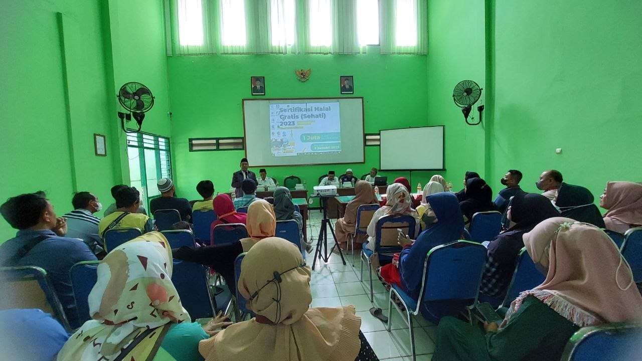 Kantor Kemenag Tuban mensosialisasikan sertifikasi halal ke pedagang Car Free Day (dok. Kemenag Tuban)