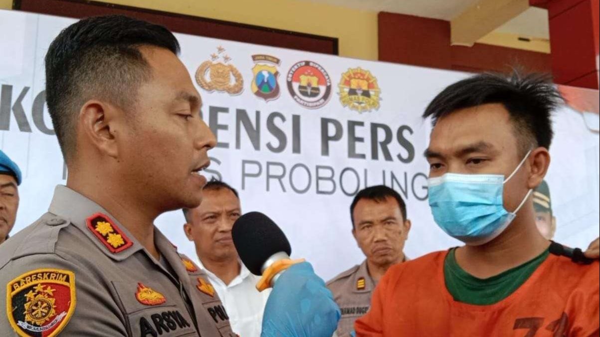 Abdul Manan (kanan), tersangka penganiayaan terhadap rekannya di PDAM Kabupaten Probolinggo bersama Kapolres AKPB Teuku Arsya Khadafi. (Foto: Ikhsan Mahmudi/Ngopibareng.id)