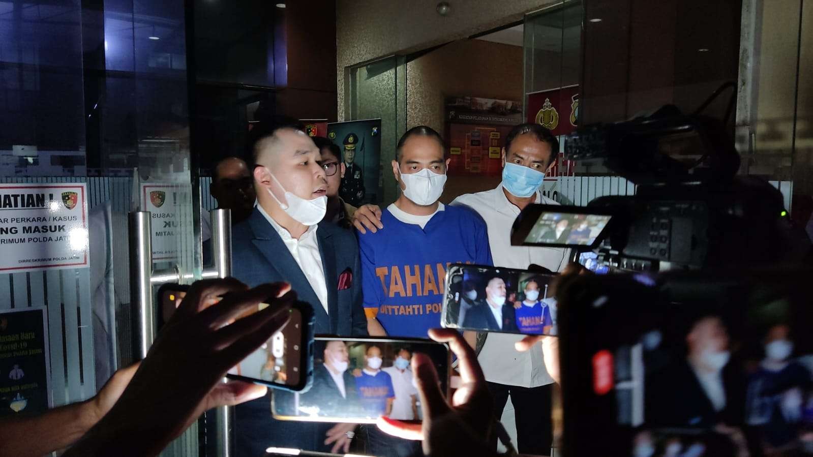 Tersangka KDRT terhadap Venna Melinda, Ferry Irawan, resmi ditahan di Mapolda Jatim, Surabaya, Senin 16 Januari 2023. (Foto: Faris Yarbo/Ngopibareng.id)