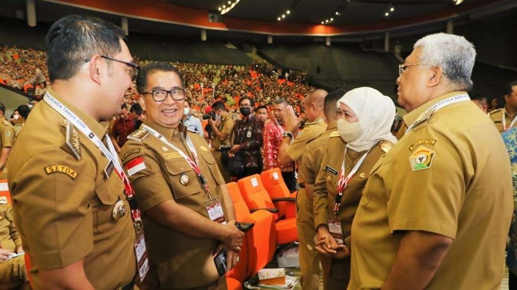 Gubernur Jatim, Khofifah Indar Parawansa (dua dari kanan) berbincang dengan sejumlah kepala daerah usai Rapat Koordinasi Nasional (Rakornas) Kepala Daerah dan Forkopimda Tahun 2023 di Sentul International Convention Center, Bogor, Selasa 17 Januari 2023. (Foto: Humas Prov Jatim)