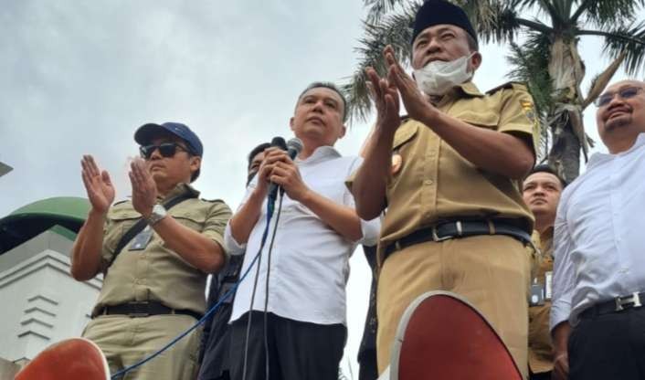 Wakil Ketua DPR Sufmi Dasco Ahmad  menemui langsung massa kepala desa. Ia bersama Ketua Badan Legislasi DPR Supratman Andi Agtas. ( Foto: Asmanu Sudharso/ngopibareng.id)