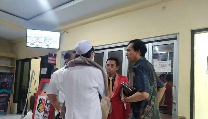 Tersangka Ustaz Muhammad Fahim Mawardi sedang berdiskusi dengan tim kuasa hukumnya (Foto: Rusdi/Ngopibareng.id)