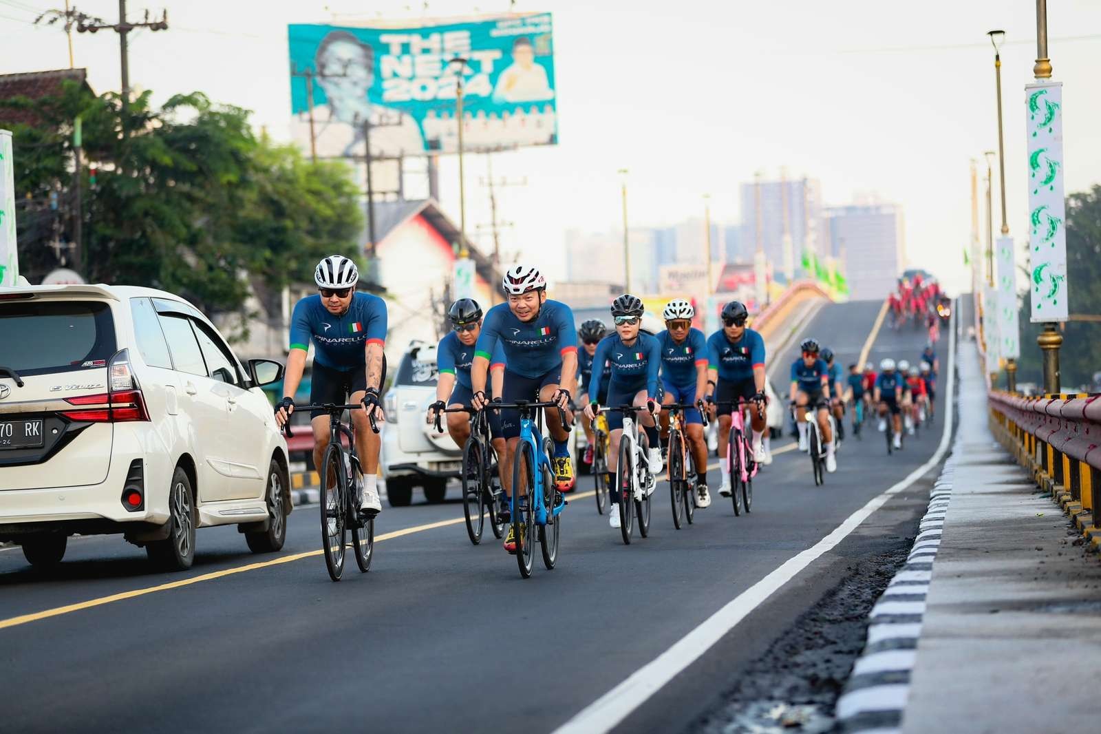 Henry Gunawan, bos Terminal Bike Surabaya dan Gun2 Bike Tulungagung (kanan) memimpin rombongan gowes bareng PInarello d'Squadra ke Sidoarjo, MInggu 15 Januari 2023. (Foto: Istimewa)