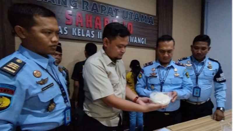 Kalapas Banyuwangi Wahyu Indarto menunjukkan serbuk sereal bercampur pil trex yang diselundupkan istri siri WBP (Foto: Muh Hujaini/Ngopibareng.id)