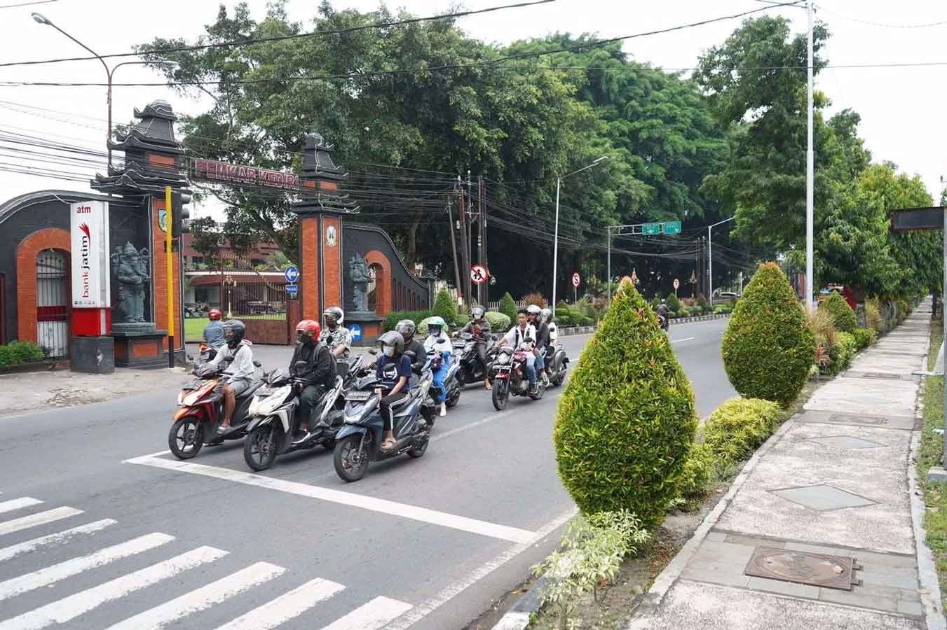 Bupati Kediri Hanindhito Himawan Pramana pada tahun 2023 ini akan melakukan penataan kawasan Jalan Soekarno-Hatta sampai  jembatan .(Foto Kominfo Kabupaten Kediri)