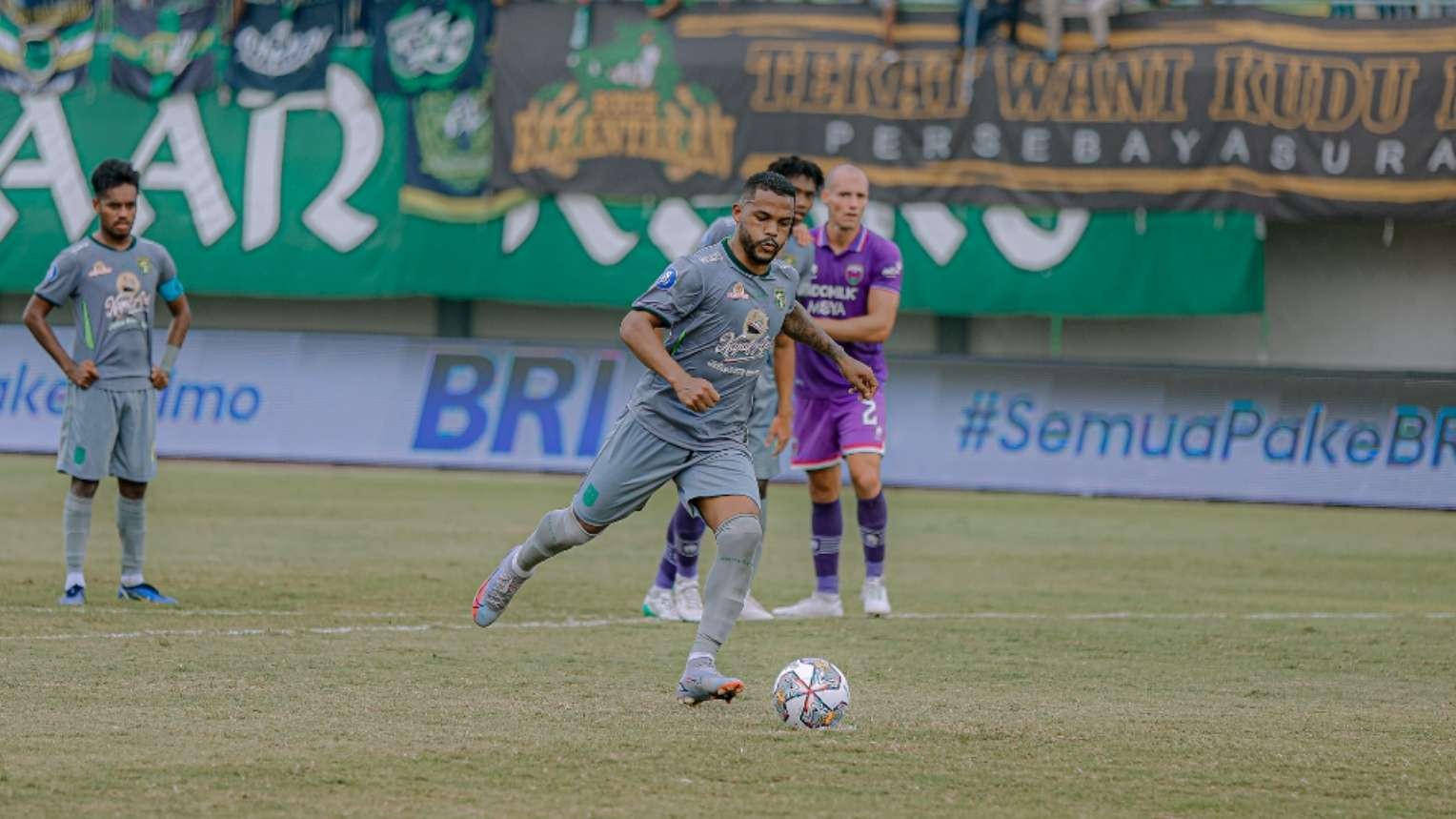 Pemain Persebaya, Paulo Victor melakukan eksekusi penalti yang berbuah gol ke gawan Persita Tangerang di Stadion Indomilk Arena, Tangerang, Rabu 18 Januari 2023. (Foto: Persebaya)