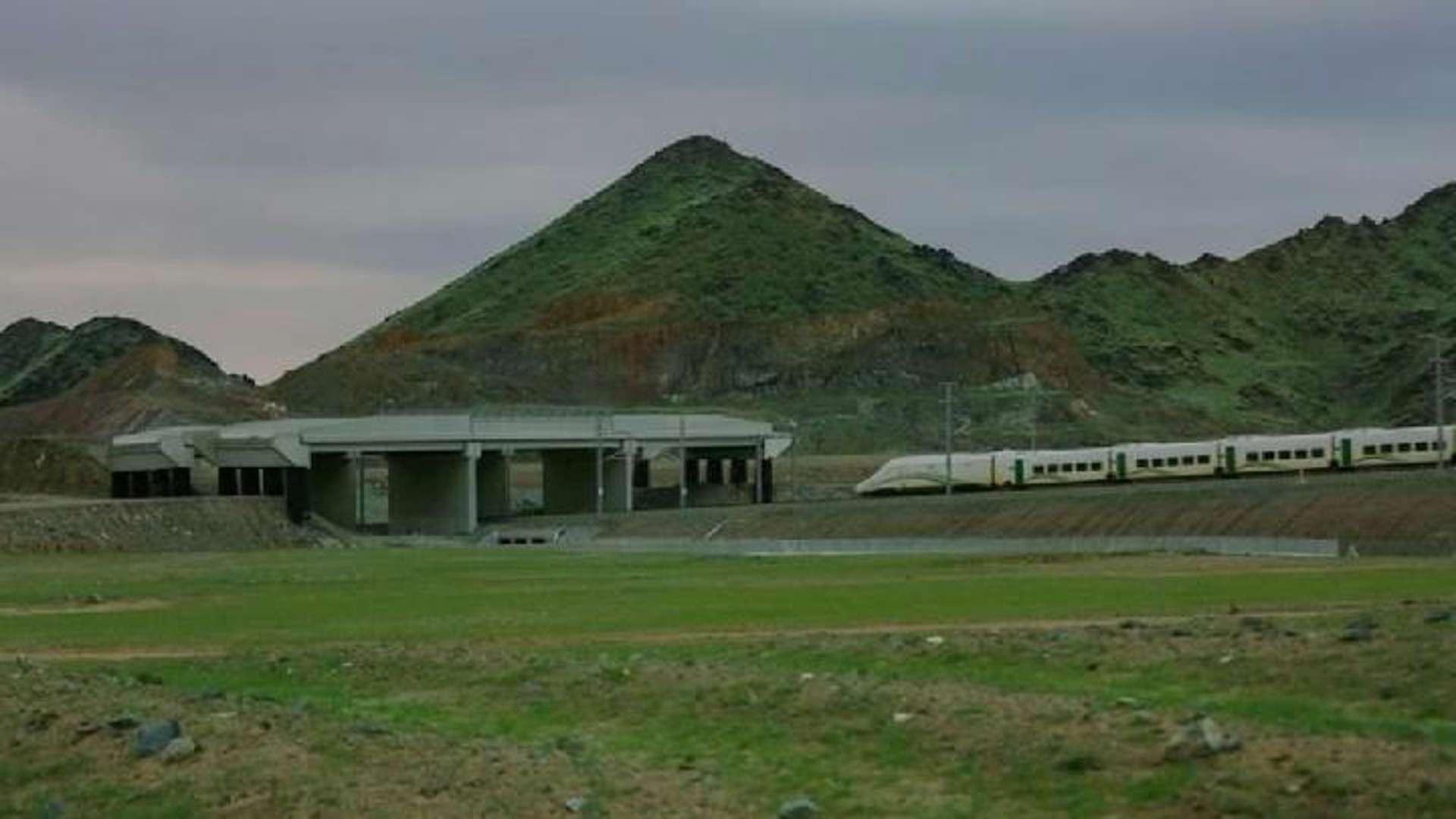 danau dan sungai sementara yang dibuat di Wadi al-Rummah setelah hujan deras baru-baru ini mengguyur seluruh Arab Saudi. (Al-arabiya)