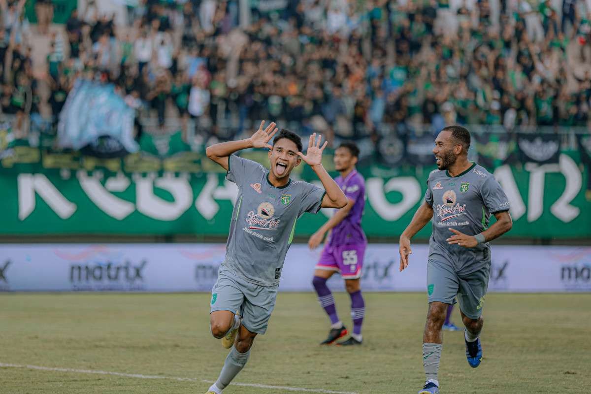 Marselino Ferdinan mencetak gol spektakuler ke gawang Persita. (Foto: Persebaya.id)