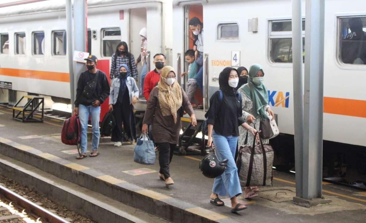 Sejumlah penumpang turun dari Kereta api (foto: istimewa)