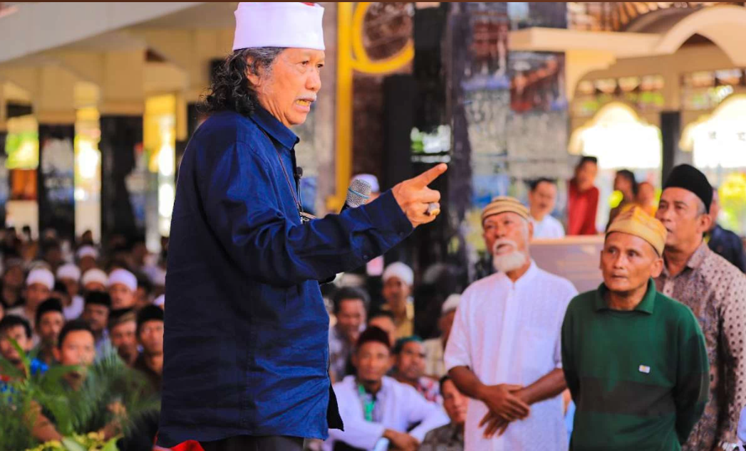 Cak Nun saat berinteraksi dengan warga binaan Lapas Porong, Sidoarjo. (Foto: Istimewa)