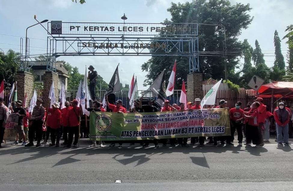 Eks karyawan PT Kertas Leces (PTKL) dan komunitas lingkungan hidup Alam Hijau saat berdemonstrasi di depan eks PTKL. (Foto: Ikhsan Mahmudi/Ngopibareng.id)