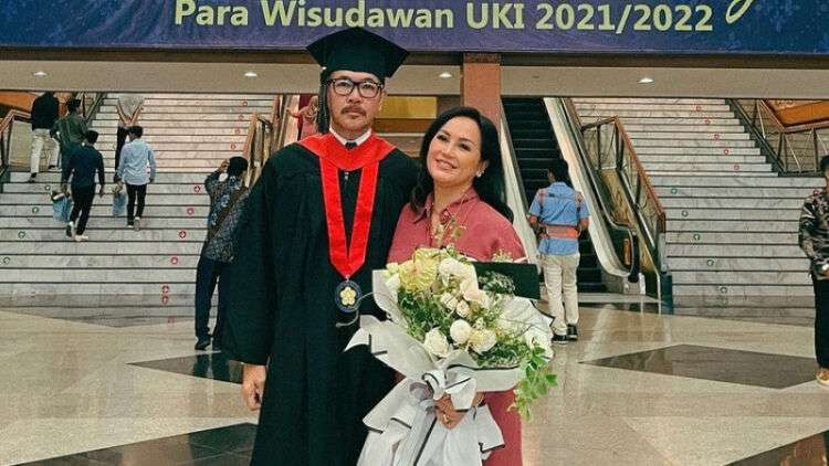 Aktor sekaligus pengusaha Ferry Salim wisuda Sarjana Hukum di usia 56 tahun. (Foto: Instagram @ferrysal1m)