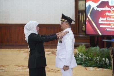 Gubernur Jawa Timur, Khofifah Indar Parawansa saat melantik Aries Agung Paewai sebagai Pj Walikota Batu di Gedung Negara Grahadi, Kamis, 19 Januari 2023. (Foto: Humas Pemprov Jatim)