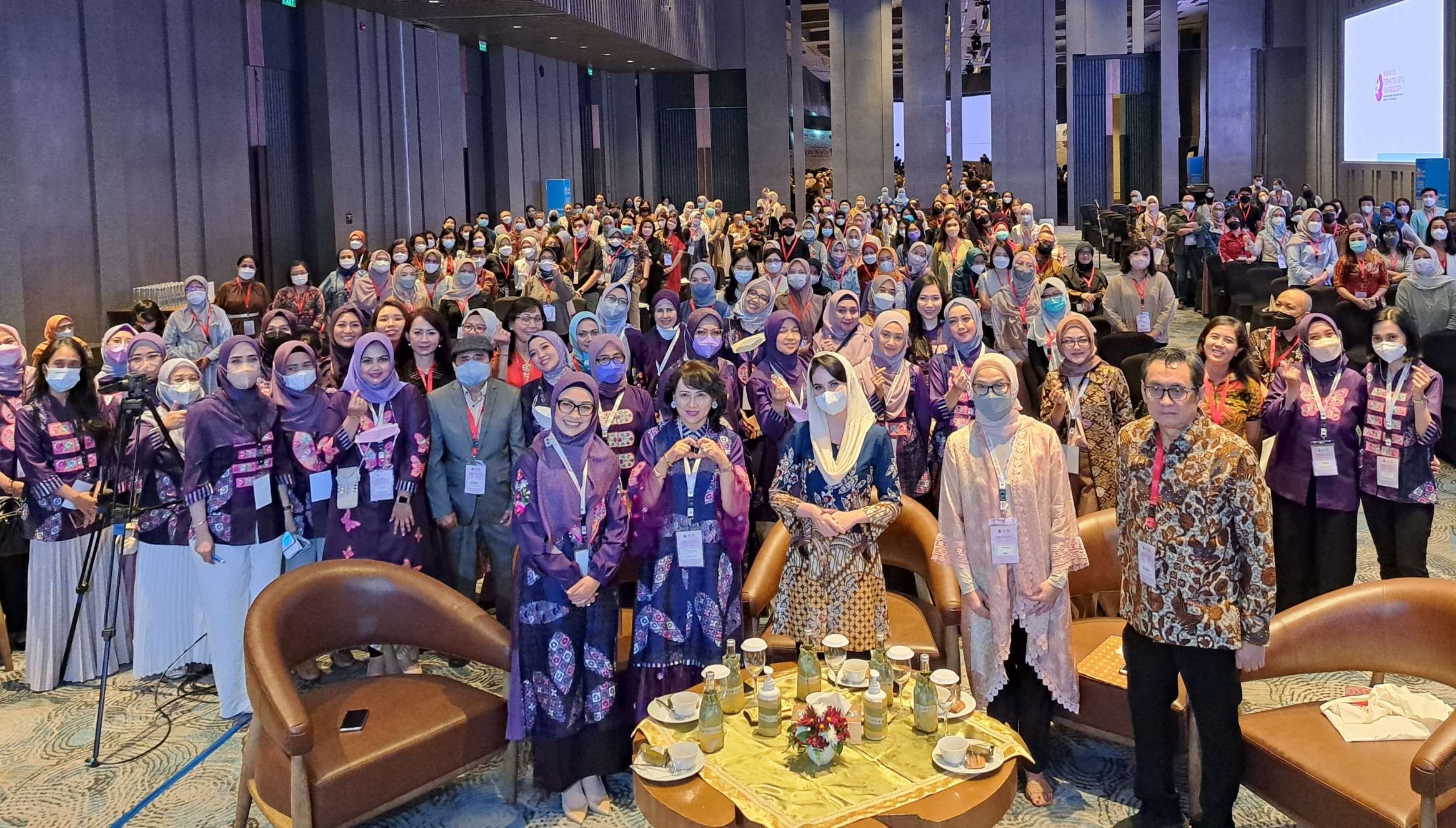 Arumi Bachsin (tengah) bersama para dokter kulit dan kelamin dalam acara simposium. (Foto: Pita Sari/Ngopibareng.id)