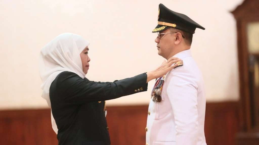 Gubernur Jatim, Khofifah Indar Parawansa melantik Aries Agung Paewai sebagai Pj Walikota Batu di Gedung Negara Grahadi, Surabaya, Kamis 19 Januari 2023. (Foto: Humas Prov Jatim)