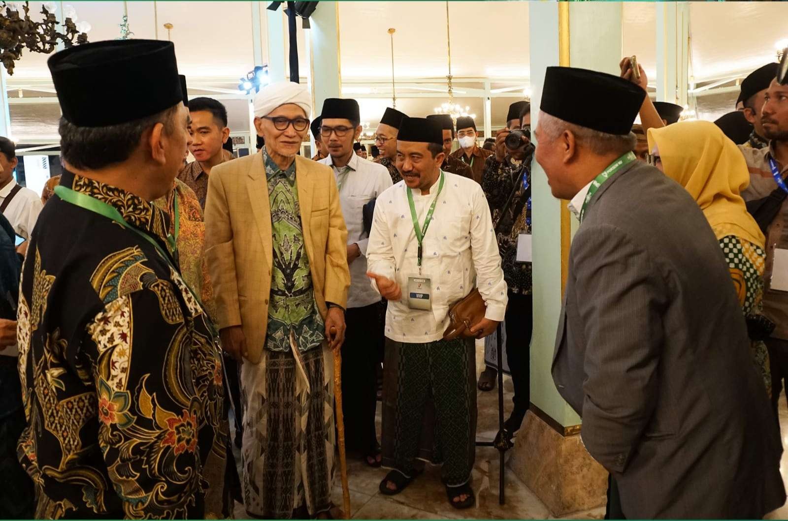 Rais Aam PBNU KH Miftachul Akhyar bersama para Kiai Pesantren dalam kegiatan di Surakarta. (Foto:PWNU jatim)