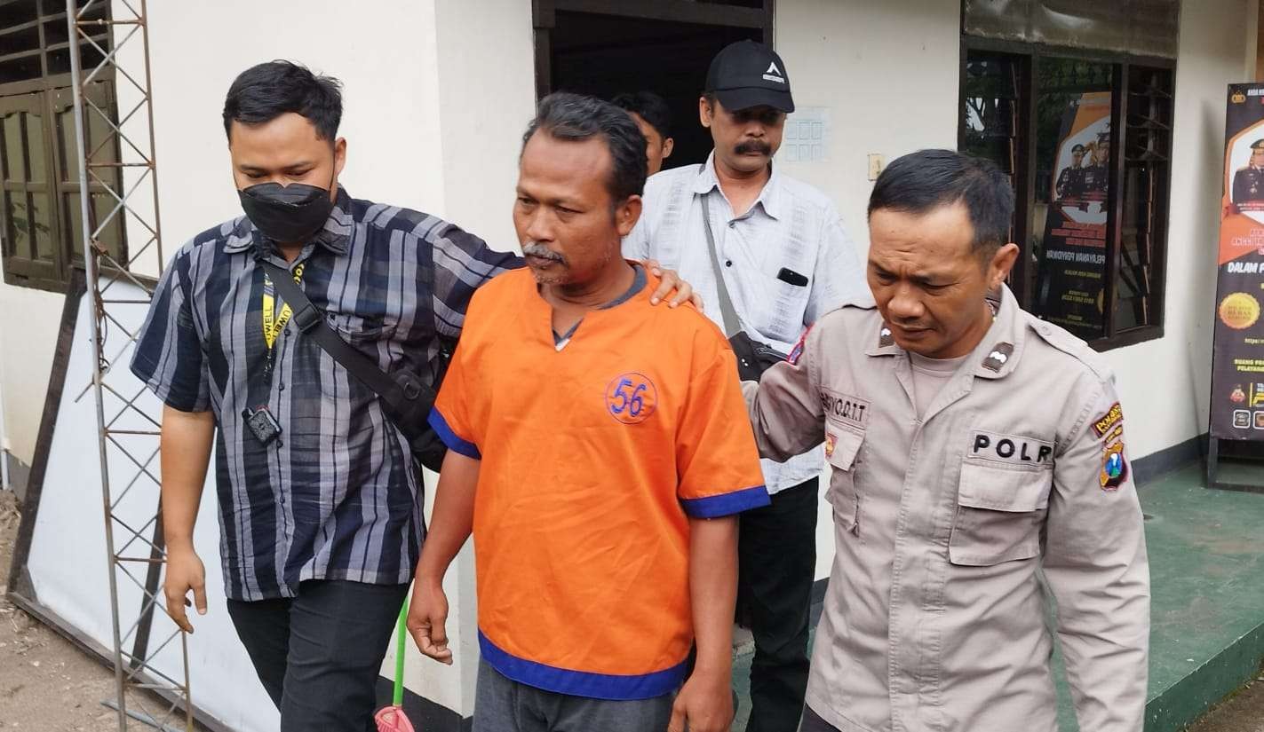 Oknum kepala sekolah di Banyuwangi yang diduga melakukan pencabulan pada sejumlah muridnya. (Foto: Muh Hujaini/Ngopibareng.id)