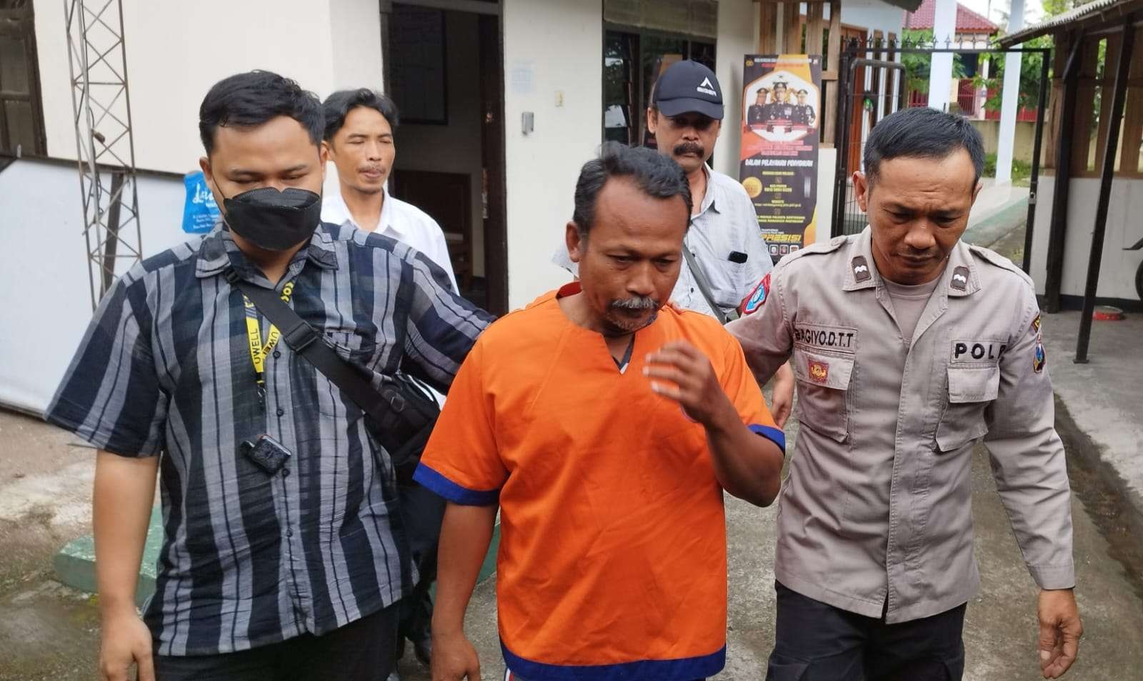 Tersangka kepala sekolah cabuli tiga muridnya diamankan polisi. (Foto: Muh Hujaini/Ngopibareng.id)