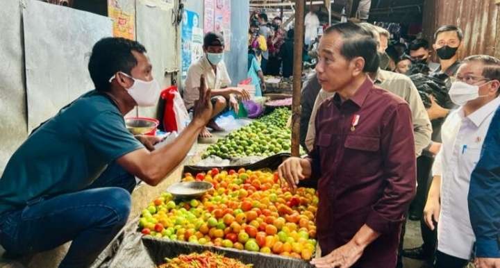 Presiden Jokowi mendengarkan penjelasan pedagang kalau harga kebutuhan sehari-hari cenderung naik. (Foto: BPMI Setpres)