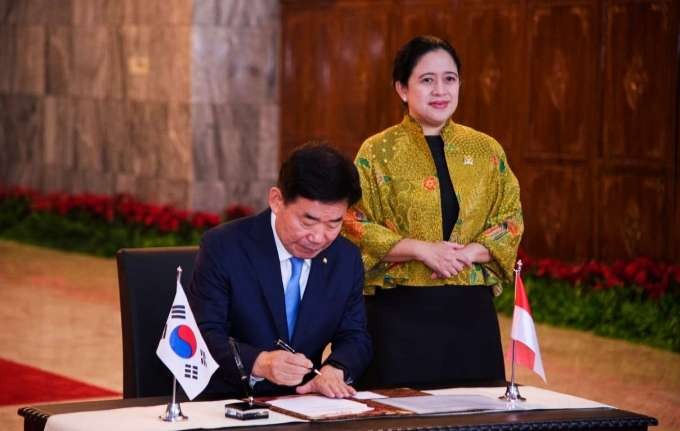 Ketua Majelis Nasional Korea Selatan, Kim Jin-pyo menandatangani nota kesepahaman disaksikan Ketua DPR Puan Maharani ( foto; pemberitaan DPR )