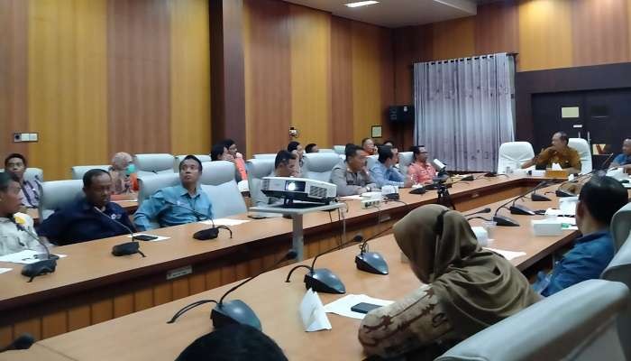 Rapat persiapan perempesan pohon dipimpin Kepala BPBD Jember Sigit Akbari (Foto: Rusdi/Ngopibareng.id)