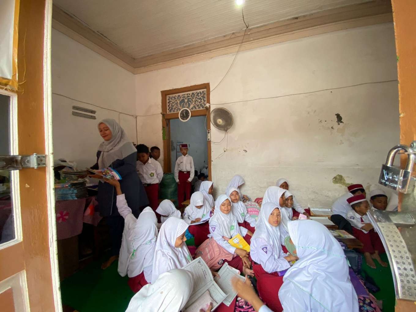 Pembelajaran SD/MI Cokroaminoto yang dilakukan di rumah guru. (Foto: Istimewa)